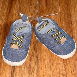 Baby Gap denim shoes NWT
